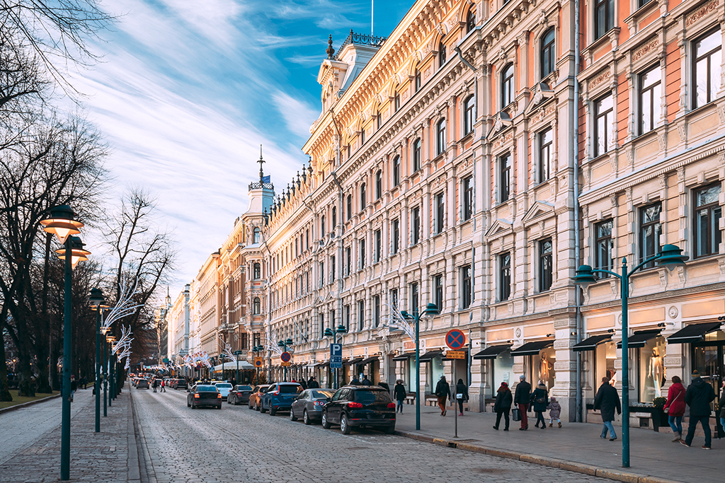 Näkymä Helsingin Pohjoisesplanadille aurinkoisena talvipäivänä